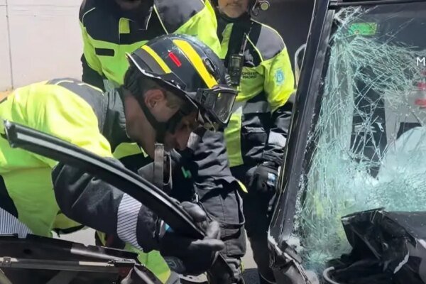 Dos heridos graves tras colisionar su veh�culo contra un autob�s urbano en la A-5