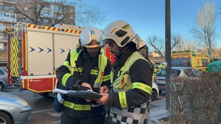 Incendio en una corrala de Vallecas obliga al rescate de dos vecinos y deja dos personas atendidas