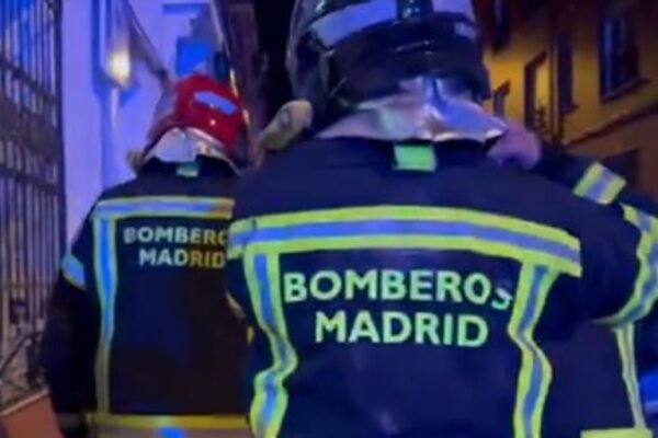 Un incendio calcina una vivienda en el distrito madrileño de Puente de Vallecas