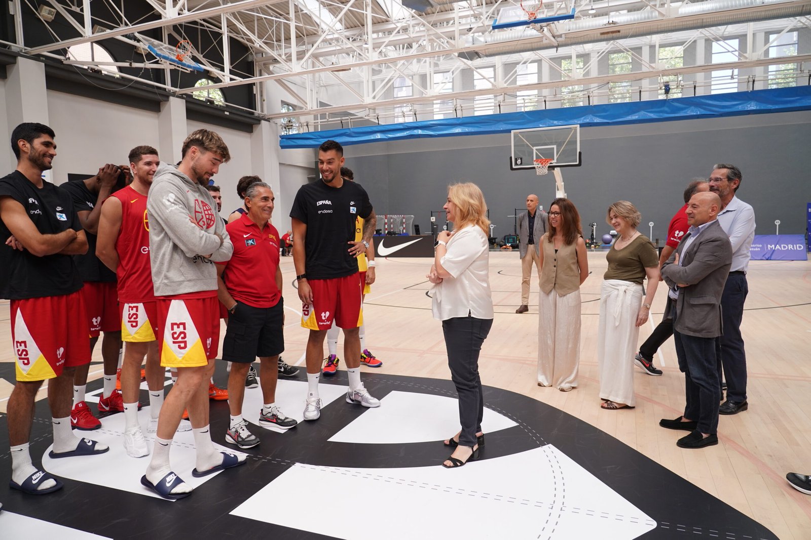 La vicealcaldesa de Madrid y alcaldesa en funciones, Inma Sanz, saluda al seleccionador nacional y a los hermanos Hernangómez, capitanes de la selección