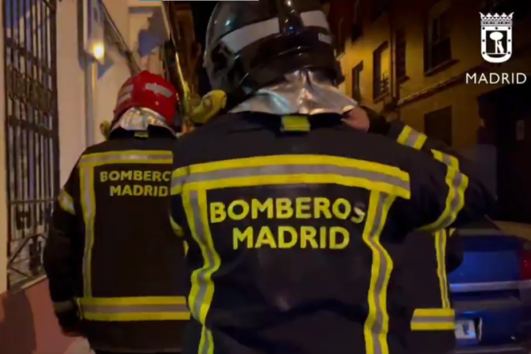 Los Bomberos rescatan a dos vecinos durante un incendio que ha calcinado una vivienda en Puente de Vallecas