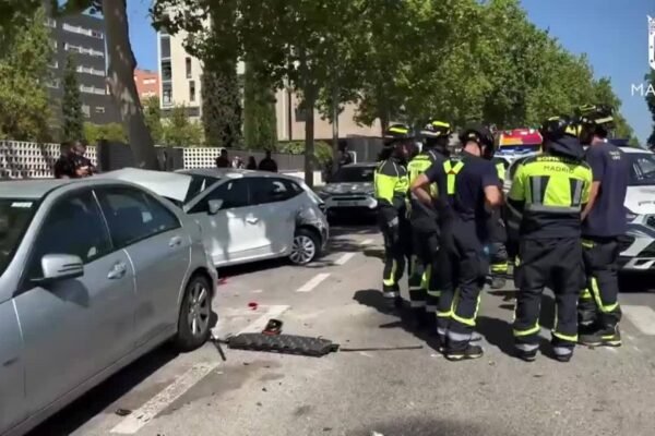 Un motorista herido de gravedad tras ser alcanzado por detrás por un coche en Carabanchel