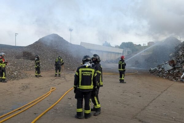 un incendio forestal moviliza a bomberos y agentes en plena ola de calor