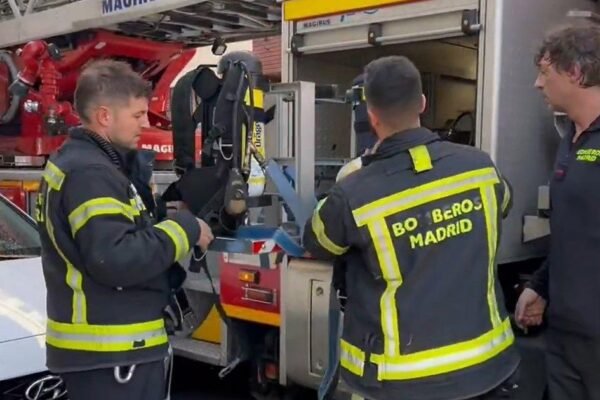 Cinco atendidos por inhalación de humo en un incendio en una vivienda en Puente de Vallecas