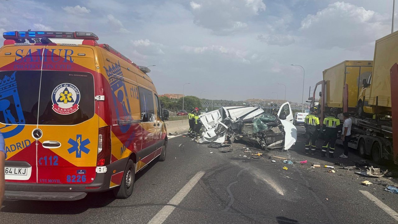 la A-3, cortada tras un accidente de tráfico que dejó dos heridos