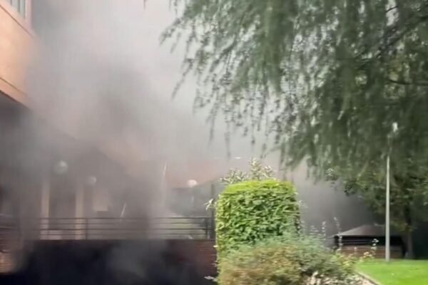 Los bomberos rescatan a un hombre del interior de un garaje en Madrid donde ardía un coche