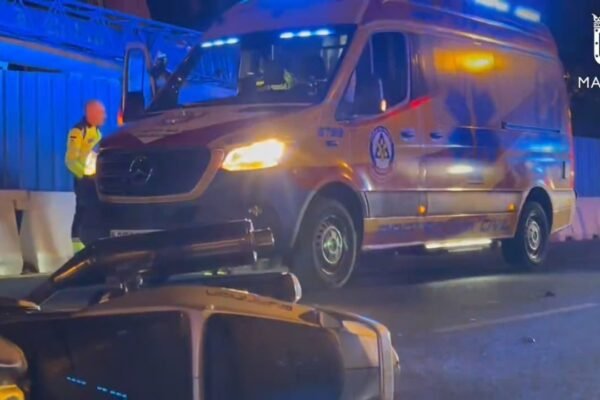 Accidente en Plaza de Lima Chamartín: Motociclista Grave y Conductor Leve Herido