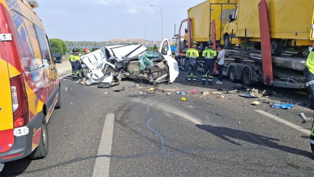 Cortada la A-3 en sentido salida por un accidente entre tres vehículos que deja al menos dos heridos