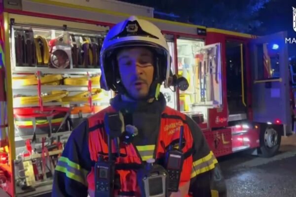 Cinco personas atendidas por inhalación de humo en incendio de vivienda en Madrid. Cinco personas atendidas por inhalación de humo en el incendio de una vivienda en Madrid