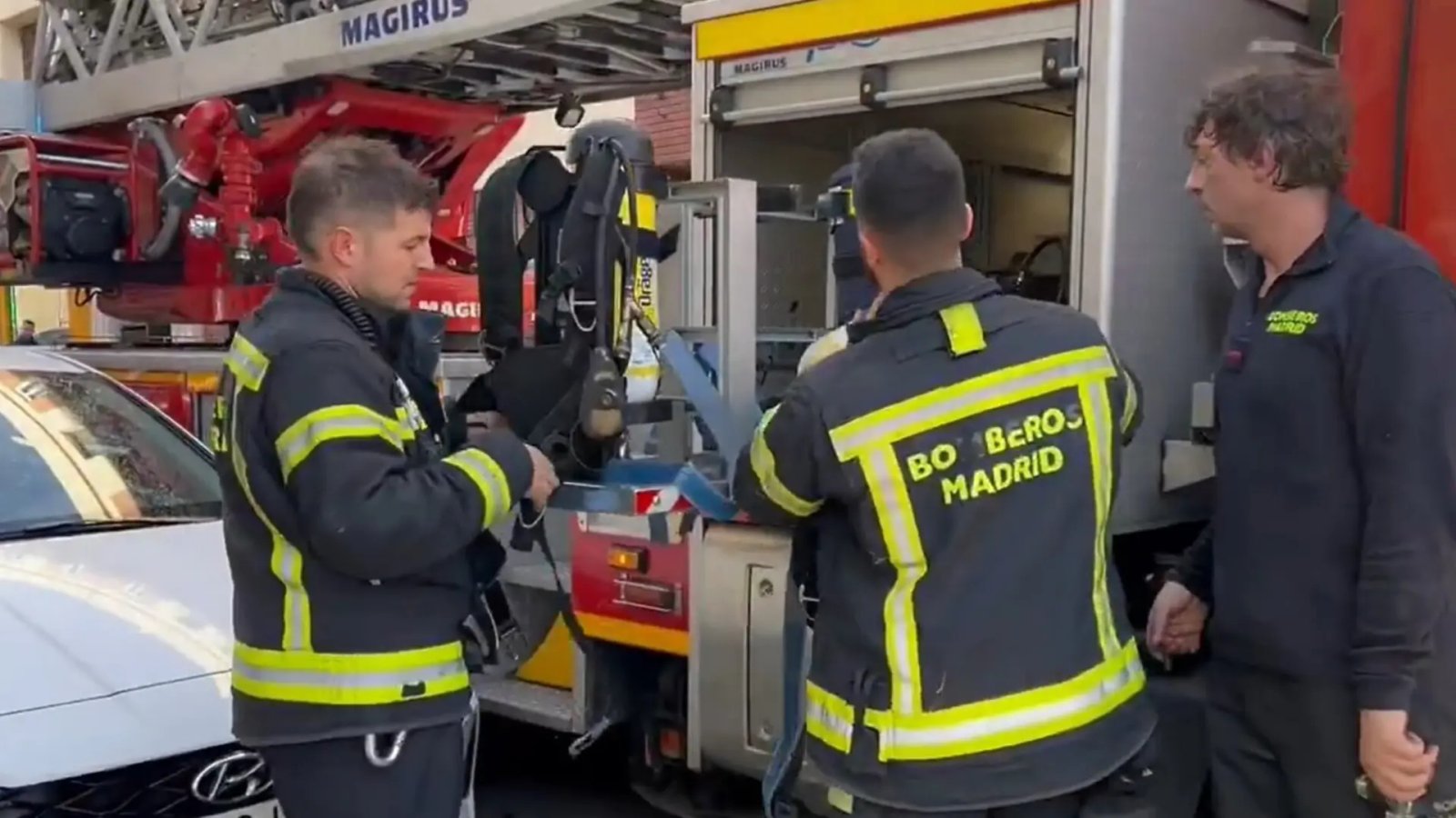 Cinco atendidos por inhalación de humo en un incendio en una vivienda en Madrid