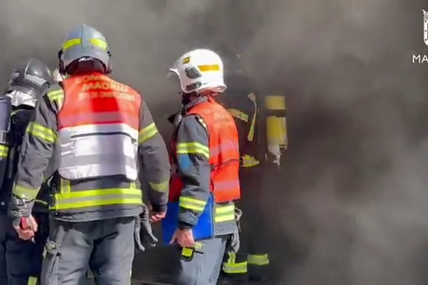 Cuatro intoxicados leves por humo en el incendio de un cuarto de contadores en Fuencarral