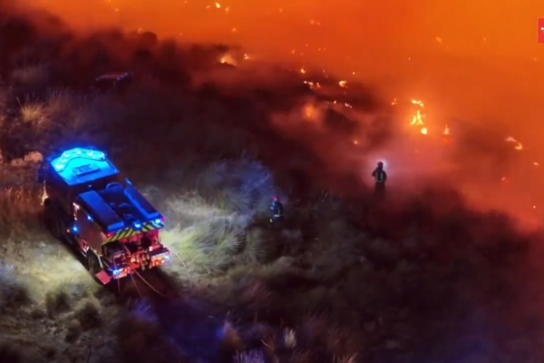 El incendio de Aranjuez obliga a desalojar unas 70 viviendas de dos urbanizaciones