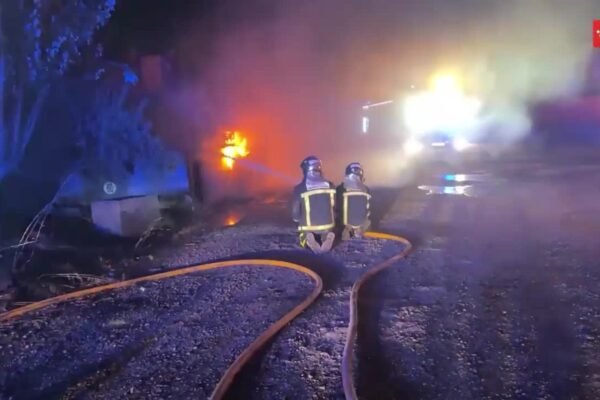 Un centenar de desalojados en un hotel tras el incendio de una nave de Getafe