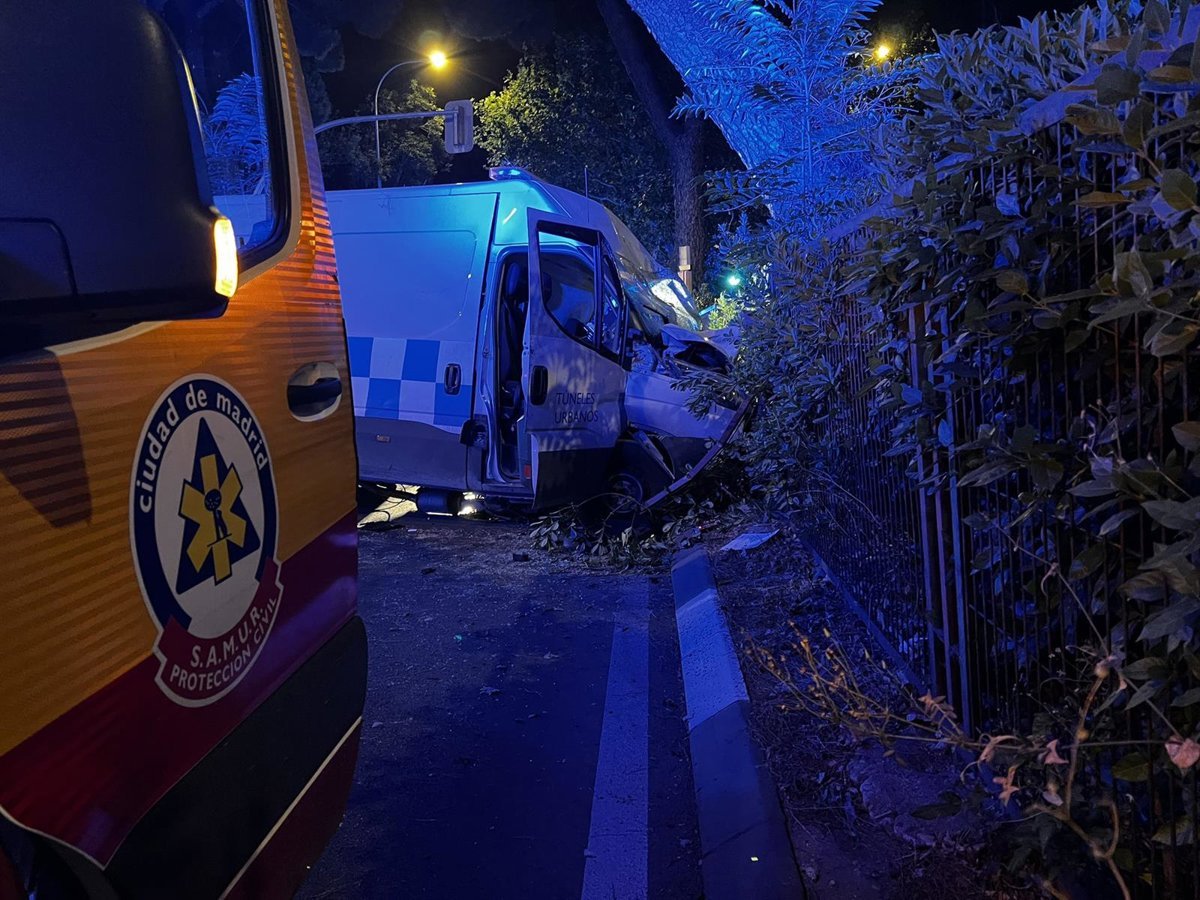 Dos heridos graves tras chocar una furgoneta contra un árbol en el distrito de Ciudad Lineal (Madrid)