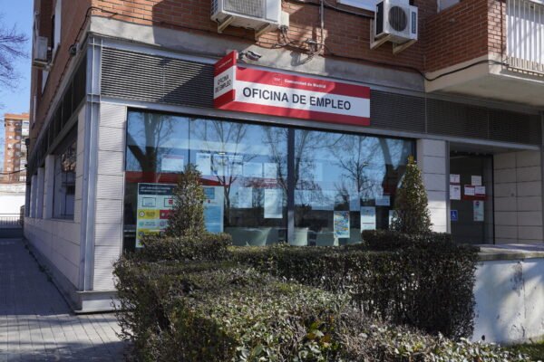 El desempleo en Móstoles ha disminuido un 0,60% durante el mes de julio, lo que sitúa la tasa interanual en un -6,85%. Esta disminución contrasta con el aumento del desempleo en otros municipios del sur de Madrid, como Alcorcón, Getafe y Fuenlabrada.
Durante el último mes, 55 personas desempleadas en Móstoles han encontrado trabajo, lo que representa una buena noticia para la localidad. El alcalde de Móstoles, Manuel Bautista, destaca que estos datos positivos confirman el avance en la dirección correcta, gracias a la apuesta por el crecimiento económico, la atracción de inversión y el apoyo al comercio local.
Actualmente, el número total de personas desempleadas en Móstoles es de 9.086, siendo 5.546 mujeres y 3.540 hombres. El sector de Servicios es el que presenta la tasa de desempleo más alta, con 7.114 personas en esta situación, seguido por la Construcción, Industria y Agricultura.
En comparación con julio de 2024, la tasa de desempleo ha disminuido un 6,85%, consolidando la tendencia positiva en la reducción del paro en Móstoles.