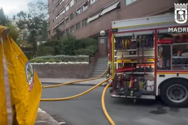 Incendio en un garaje de Fuencarral por un veh�culo h�brido: rescatado un conductor intoxicado, dos coches calcinados y ocho turismos da�ados