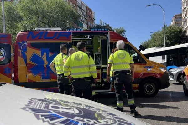 Motorista muy grave tras chocar contra una valla en la calle Embajadores