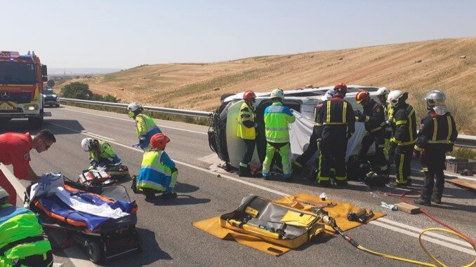 Herido grave un conductor de 19 años al chocar su furgoneta con un camión en la M-100
