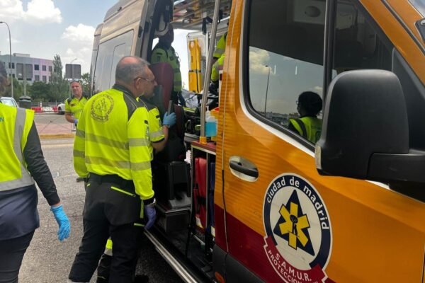 Un hombre de 71 años, arrollado por una furgoneta en la M-500 tras bajar de su coche averiado