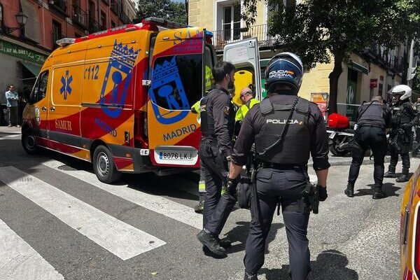 Un hombre resulta intoxicado por humo en el incendio de un garaje en Fuencarral