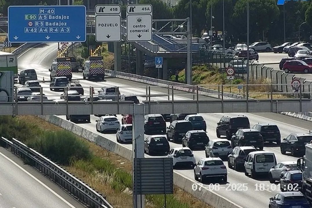 Una camioneta arde en la M-40 y provoca varios kil�metros de retenciones a la altura de Pozuelo