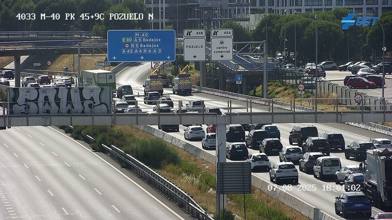 Una camioneta arde en plena M-40 a la altura de Pozuelo de Alarcón