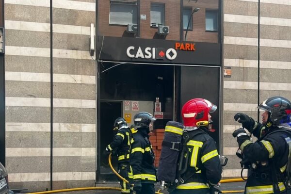 Incendio en casa de apuestas de Ciudad Lineal provoca gran columna de humo. Un incendio en una casa de apuestas de Ciudad Lineal genera una gran columna de humo que alerta a los vecinos