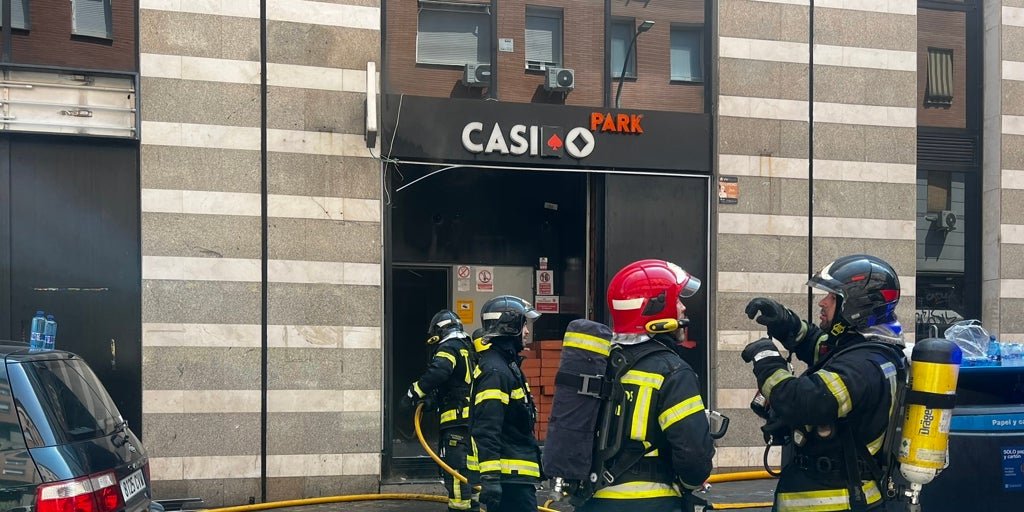 Un incendio en una casa de apuestas de Ciudad Lineal genera una gran columna de humo que alerta a los vecinos