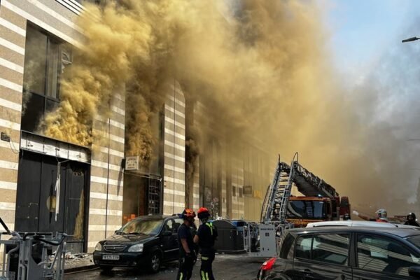 Un aparatoso incendio en una casa de apuestas en Ventas deja dos heridos