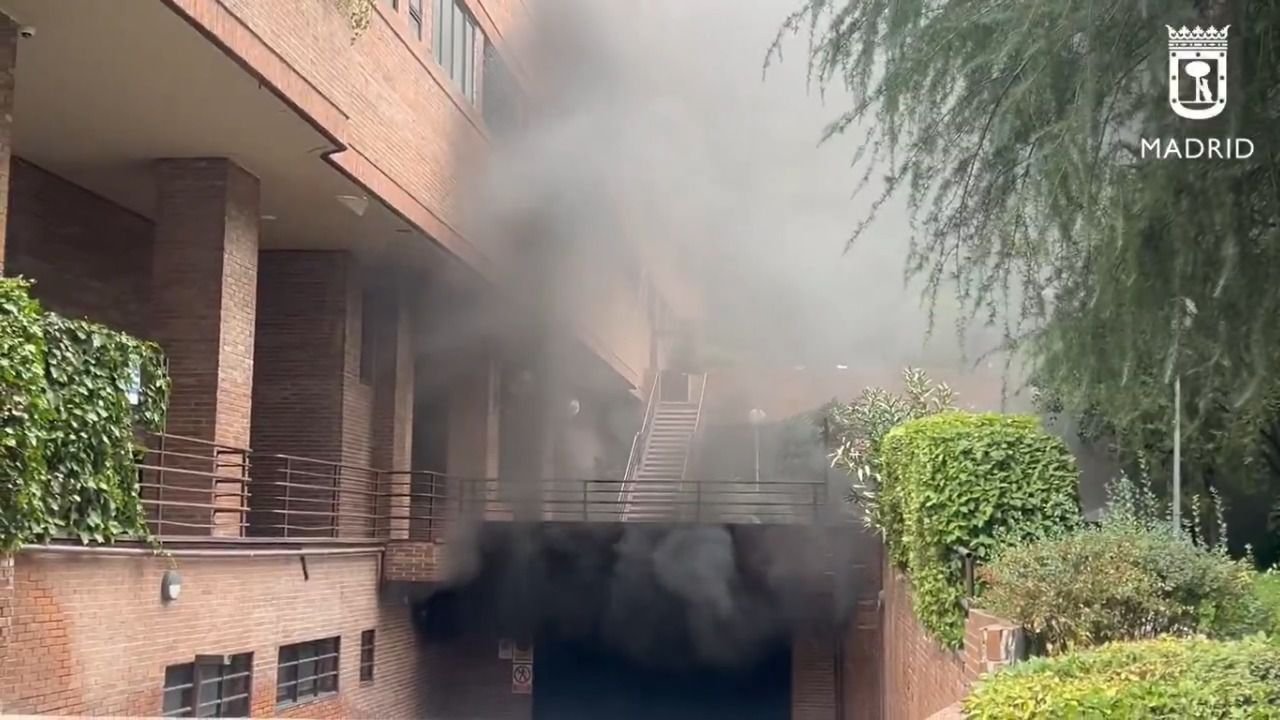 Incendio en Garaje de Fuencarral: Hombre Intoxicado y Vehículos Afectados