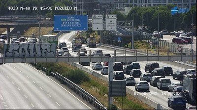 Pozuelo IN - UNA CAMIONETA ARDE EN PLENA M-40 A LA ALTURA DE POZUELO Y PROVOCA UNA GRAN COLUMNA DE HUMO VISIBLE DESDE VARIOS KILÓMETROS