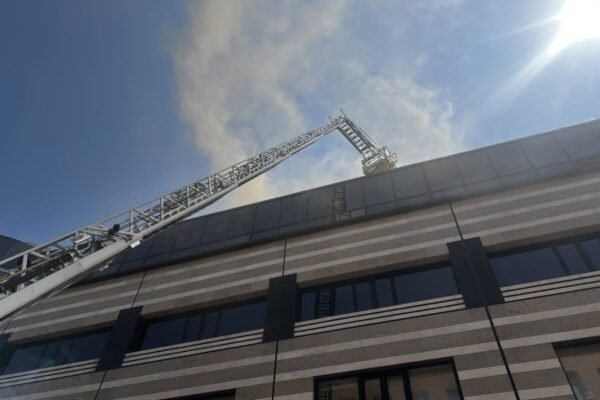 Un incendio en un local comercial en Ciudad Lineal provoca una gran columna de humo