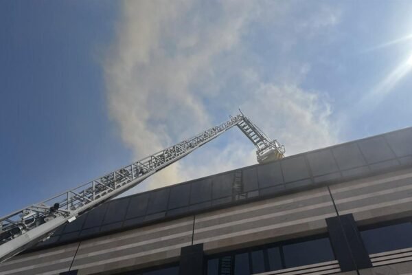 Un incendio en un local comercial de Ciudad Lineal genera una densa columna de humo