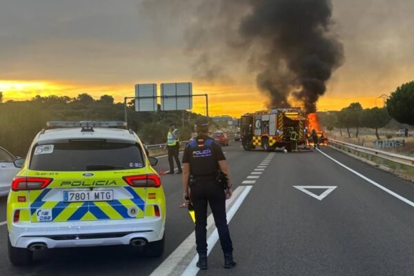Arde un vehículo en la M-501 a la altura de Boadilla del Monte