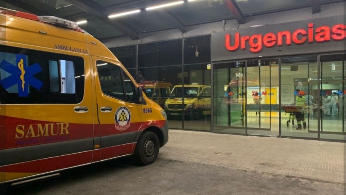 Ambulancia de Emergencias Madrid frente al Hospital Clínico San Carlos. - Emergencias Madrid