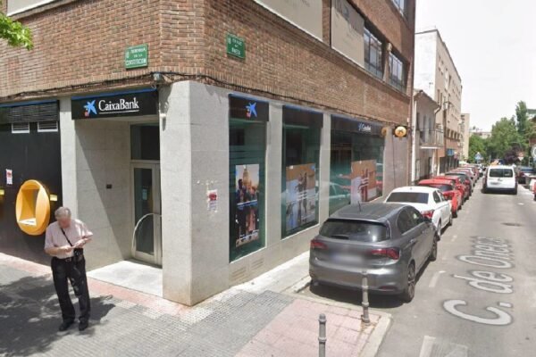 Confluencia de la Calle Oneca con la Avenida de la Constitución en Coslada