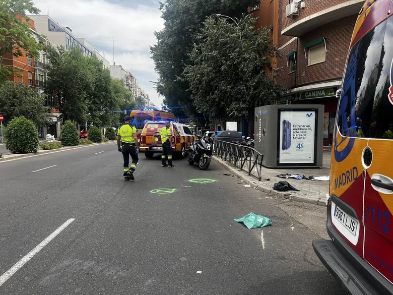 Herido grave un motorista tras impactar contra un turismo y chocar con una valla