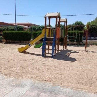 Preparativos para el inicio del curso escolar en Parla Adecuación de zona de juegos infantiles en CEIP Luis Vives