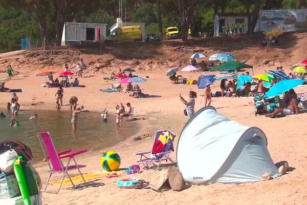 Atascos para acceder al Pantano de San Juan en plena ola de calor