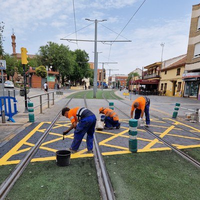 Obras de mejora del cruce del tranvía en la confluencia de calles Real con San Roque.