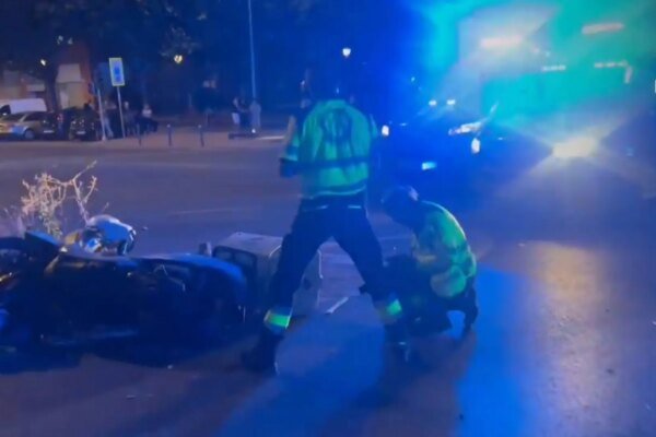 Un repartidor de pizzas que circulaba en moto sufre un grave accidente en Madrid