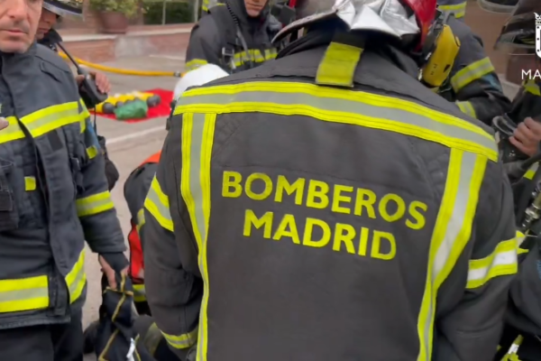 Rescatan a hombre intoxicado y dos coches calcinados por incendio en Fuencarral. rescatan a un hombre intoxicado y hay dos coches calcinados por el fuego