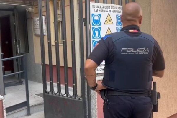 Herido un trabajador tras quedarse a milímetros de seccionarse la tráquea con una radial en Ciudad Lineal