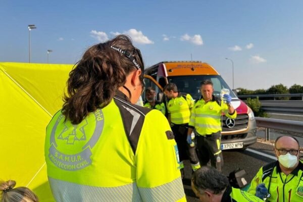 Un motorista de 42 años fallece tras colisionar con un vehículo detenido en el arcén de la M-40