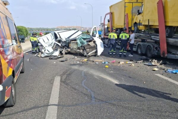 Tres vehículos involucrados y dos heridos en la A-3, dos de ellos graves, en Moratalaz. Tráfico desviado por la vía de servicio. Precaución en la zona. Gx11_HcWIAAicnW