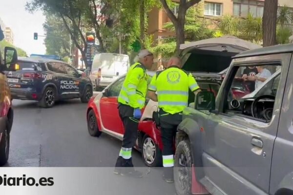 Una mujer de 59 años falleció trágicamente el miércoles al ser atropellada mientras sacaba objetos del maletero de su coche, que estaba estacionado en doble fila en el número 159 de la calle Doctor Esquerdo, en el distrito de Retiro en Madrid. Una mujer muere atropellada mientras sacaba objetos del maletero de su coche en la calle Doctor Esquerdo de Madrid