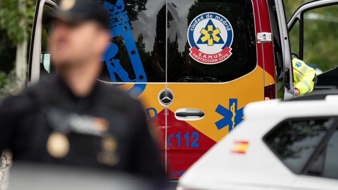 una mujer muere mientras descargaba el maletero de su coche