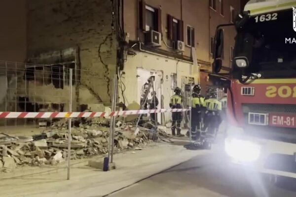 Hallan el cuerpo sin vida de un hombre bajo los escombros de la explosión en un bar en Vallecas