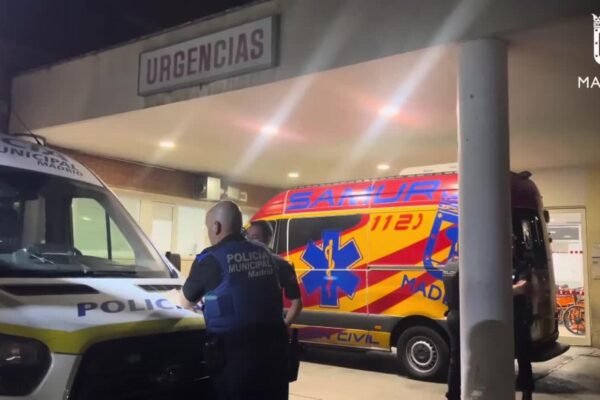 Un varón sufre un traumatismo craneoencefálico tras impactar contra un bordillo en patinete