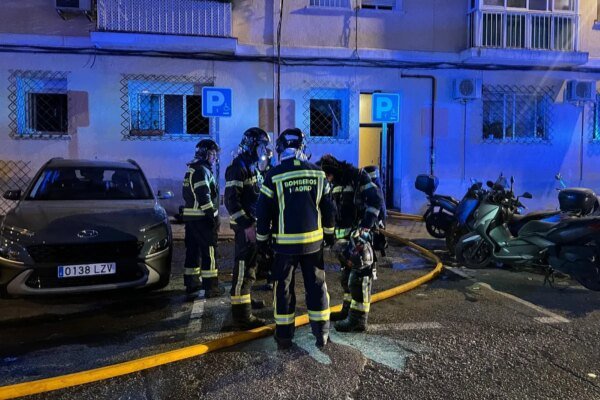 Un hombre de 51 años perdió la vida en un incendio en su casa ubicada en la calle Carbadillo 4, en el distrito madrileño de Latina, según informó Emergencias Madrid. Los equipos de emergencia confirmaron el fallecimiento del hombre en el lugar y atendieron a otro individuo de 52 años que fue trasladado al hospital con lesiones leves por inhalación de humo.
Los Bomberos lograron controlar las llamas que se originaron en una habitación de la vivienda sin que se propagaran a otras áreas. La Policía Municipal acordonó la zona mientras que la Policía Nacional investiga las causas del incendio. Muere un hombre de 51 a�os en el incendio de su vivienda en Latina